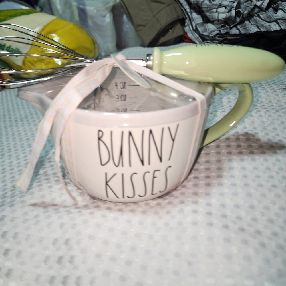 RAE DUNN NWT BUNNY KISSES MEASURING CUP AND WHISK SET